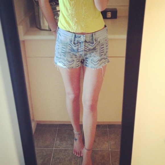 Detailed Hollister Jean Shorts - Picture 7 of 7